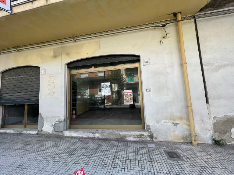 Locale commerciale in vendita e affitto in via Papa Giovanni XXIII 370/372, Barcellona Pozzo di Gotto, Me