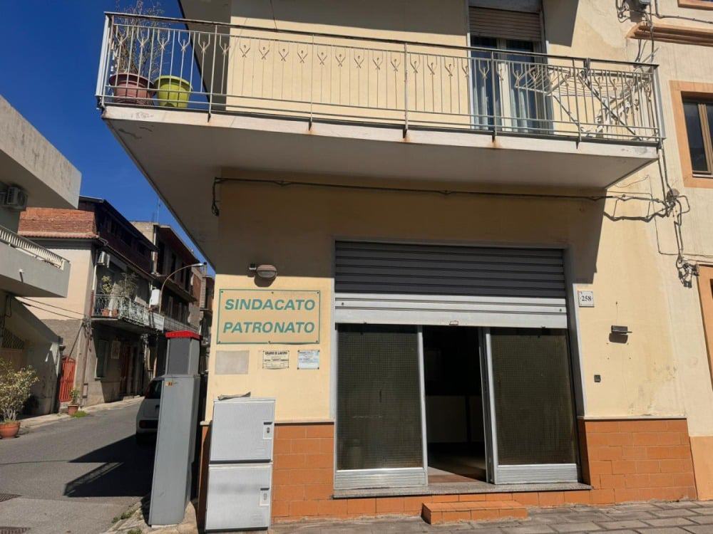 Locale commerciale in vendita in via Giacomo Medici 258, Barcellona P.G., Me