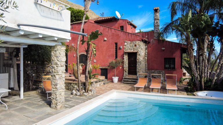 Villa singola in vendita in via Carità 13, Furci Siculo, Me