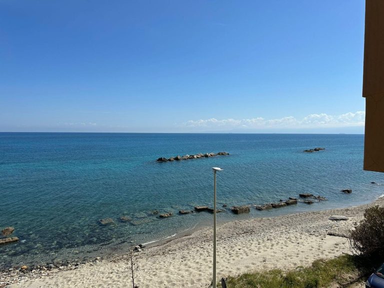 Stabile residenziale in vendita ad Acqualadroni, Me
