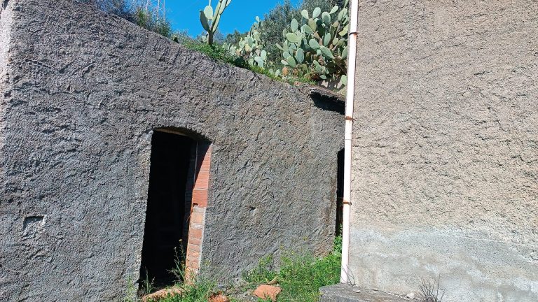 Casa singola da ristrutturare in vendita in Contrada Lanzaria a Barcellona P.G. , Me
