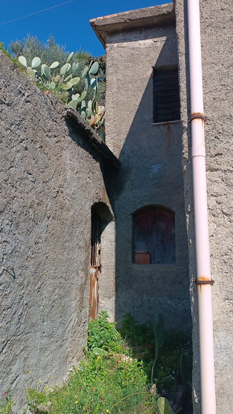 Casa singola da ristrutturare in vendita in Contrada Lanzaria a Barcellona P.G. , Me