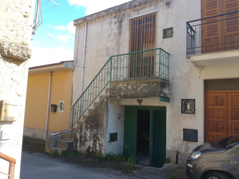 Casa semindipendente in vendita in C.da Portella Malvizzi, Naso, Me