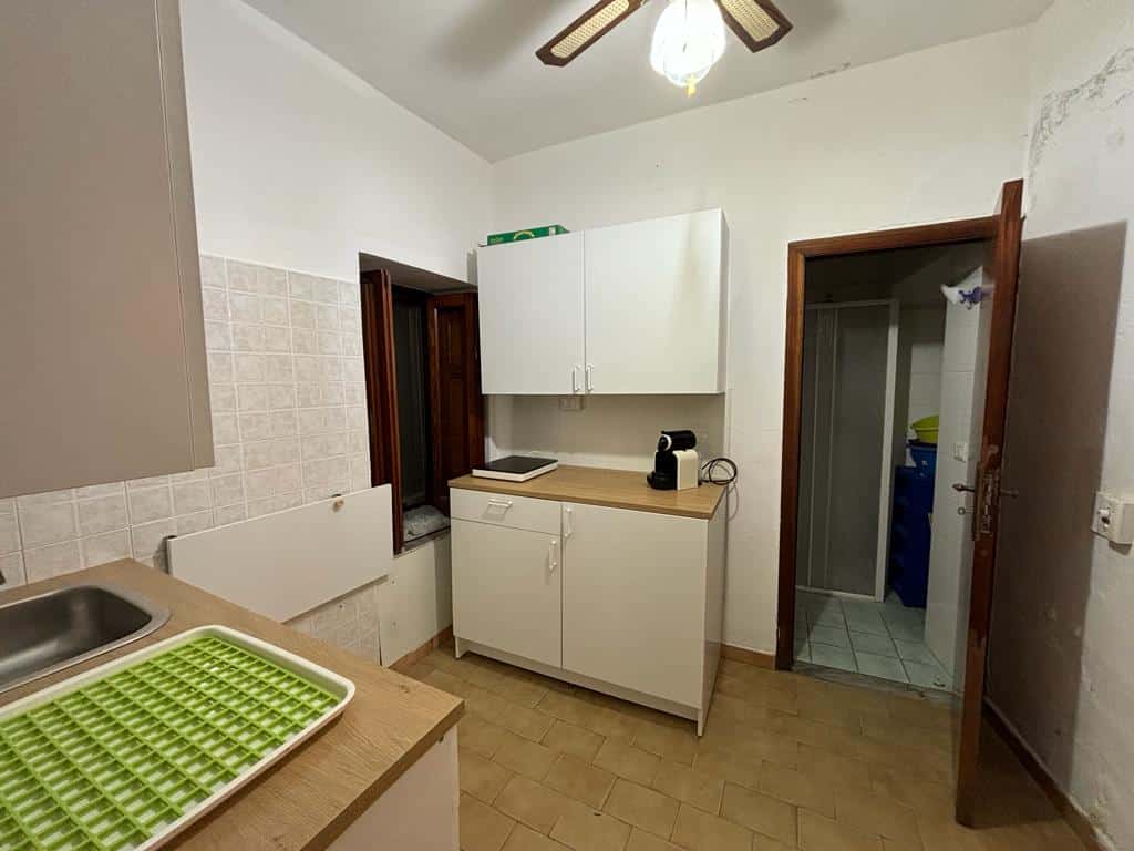 Lavastoviglie e mobile cucina in una cucina moderna con elettrodomestici, spazio di lavoro e decorazioni funzionali. Ambiente abitativo semplice e pratico, ideale per la preparazione dei pasti e la vita quotidiana.