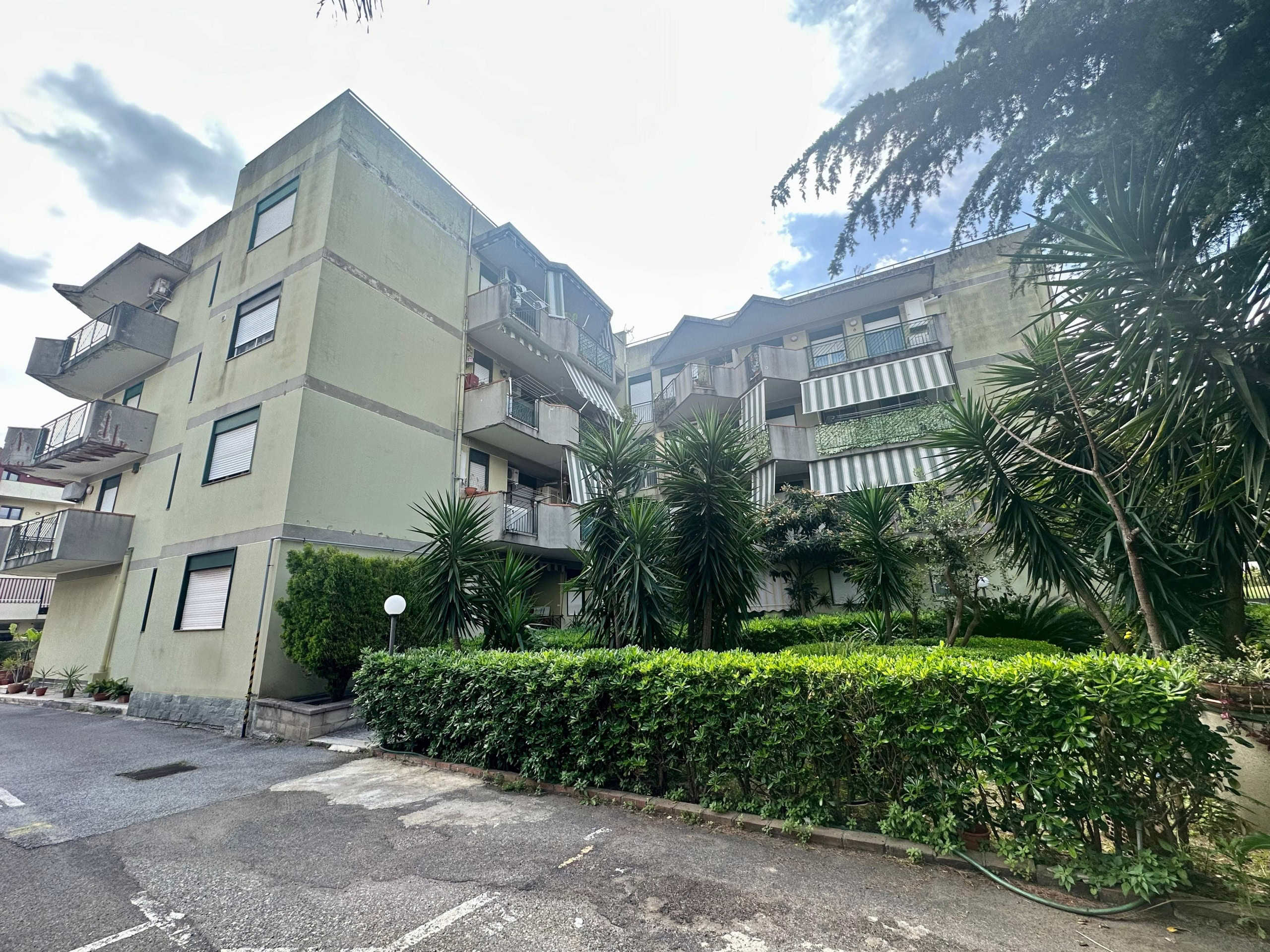 Appartamenti in residence con giardino e verde privato, vicini alle spiagge e ai servizi del centro. Ville and apartment complexes in desirable locations, surrounded by lush greenery, ideal for family living.