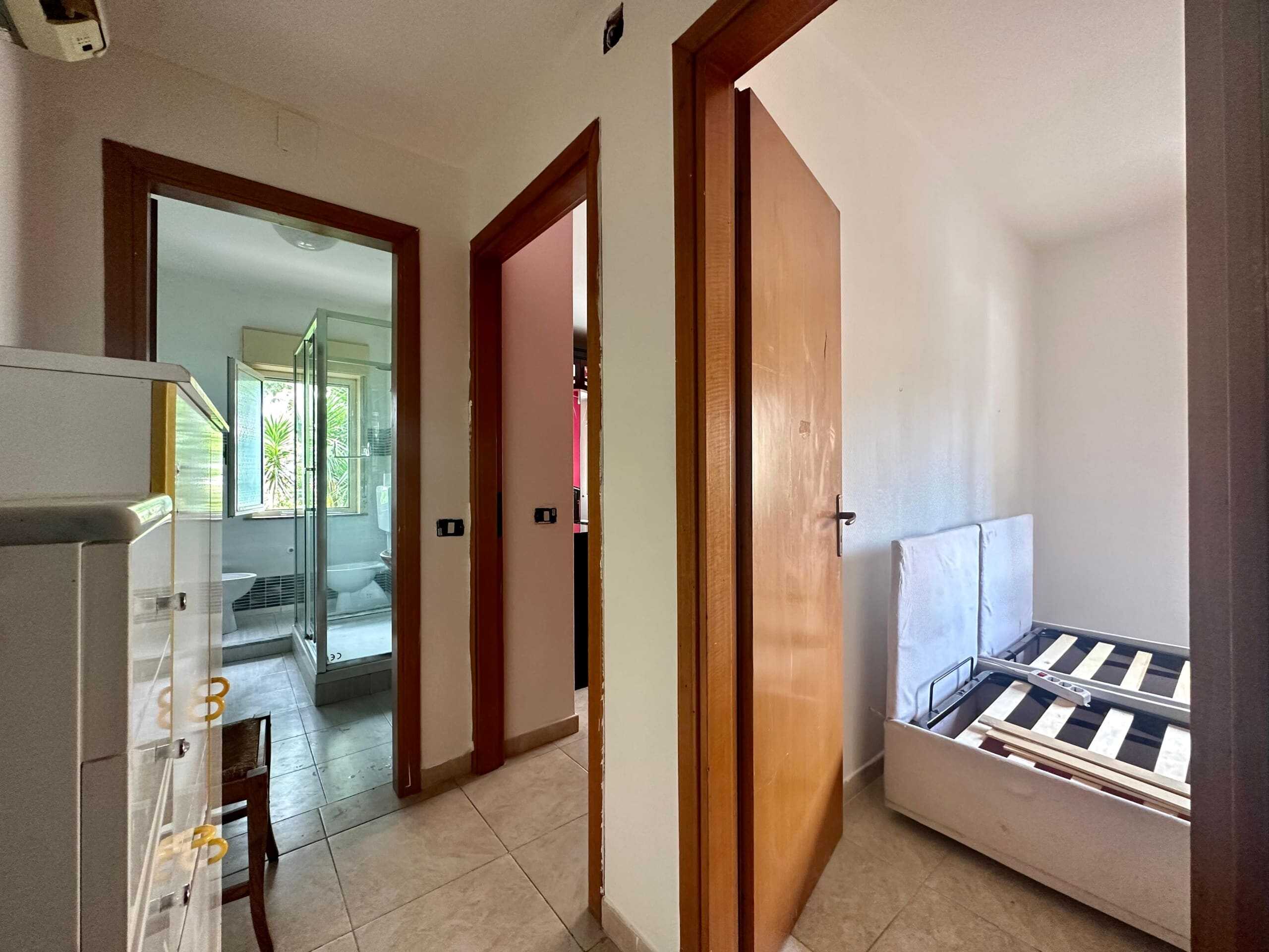 Villetta indipendente con stanza da letto, bagno e zona giorno, perfetta per investimento immobiliare o affitti a breve termine, situata in un contesto tranquillo e ben collegato.