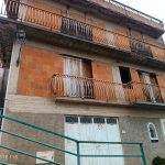Balconi in ferro battuto e architettura in mattoni rossi, edificio residenziale in stile Rustico, facciata esterna di casa con design tradizionale.