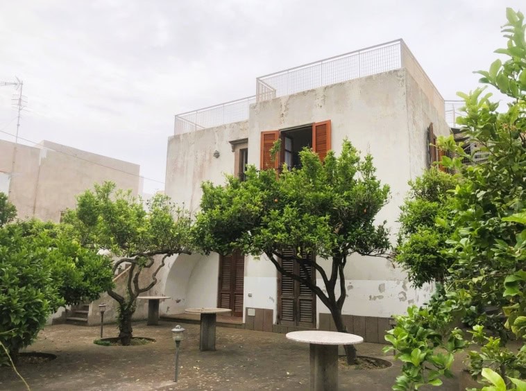 Casa indipendente con terrazza panoramica e giardino privato, ideale per investimento immobiliare a Napoli. Edificio in stile classico con ambienti luminosi e spazi esterni relax.