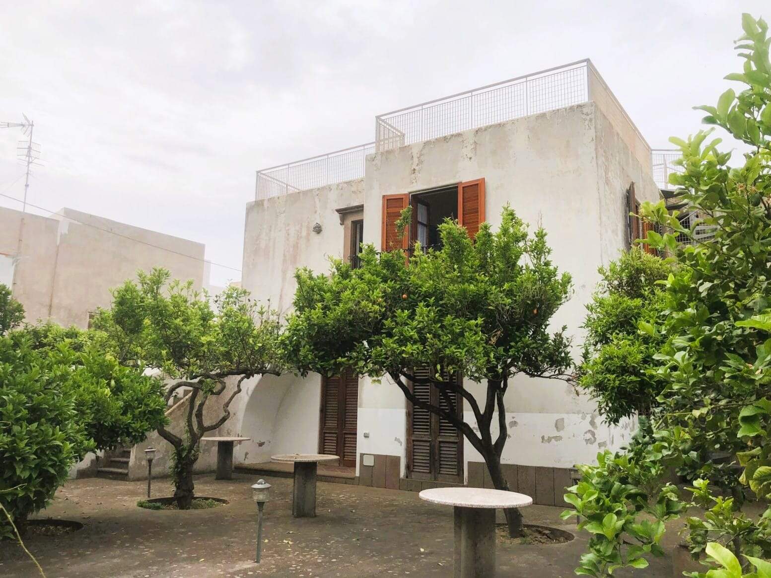 Casa indipendente con terrazza panoramica e giardino privato, ideale per investimento immobiliare a Napoli. Edificio in stile classico con ambienti luminosi e spazi esterni relax.