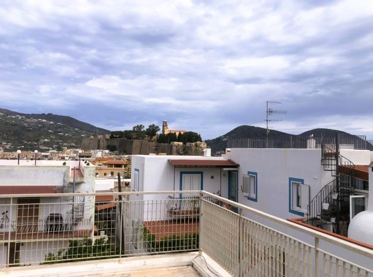 VISTA DA TERRAZZA SU TETTO A TERMINI IMERSE E MONTI SICILIANI, TETTO IN PIETRA E RUSCELLO, INGRESSO CON SCALA ESTERNA E ANNESSO FINESTRE A SOFFITTO DI STILE MEDITERRANEO.