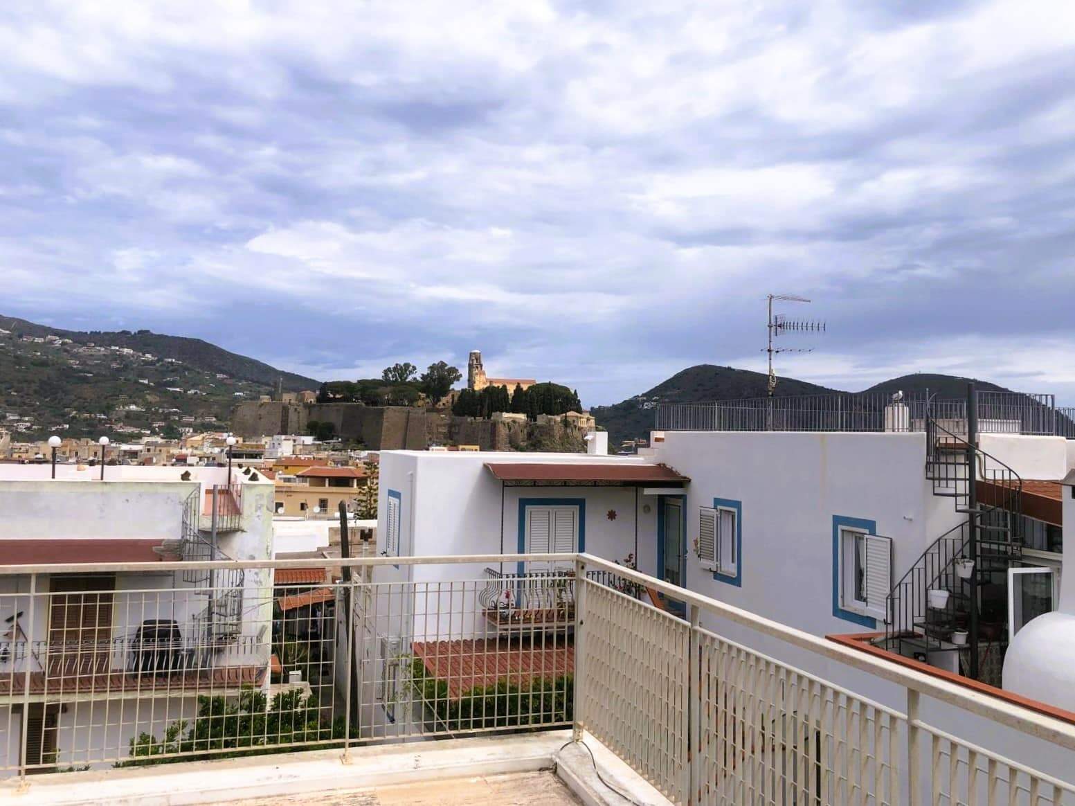 VISTA DA TERRAZZA SU TETTO A TERMINI IMERSE E MONTI SICILIANI, TETTO IN PIETRA E RUSCELLO, INGRESSO CON SCALA ESTERNA E ANNESSO FINESTRE A SOFFITTO DI STILE MEDITERRANEO.