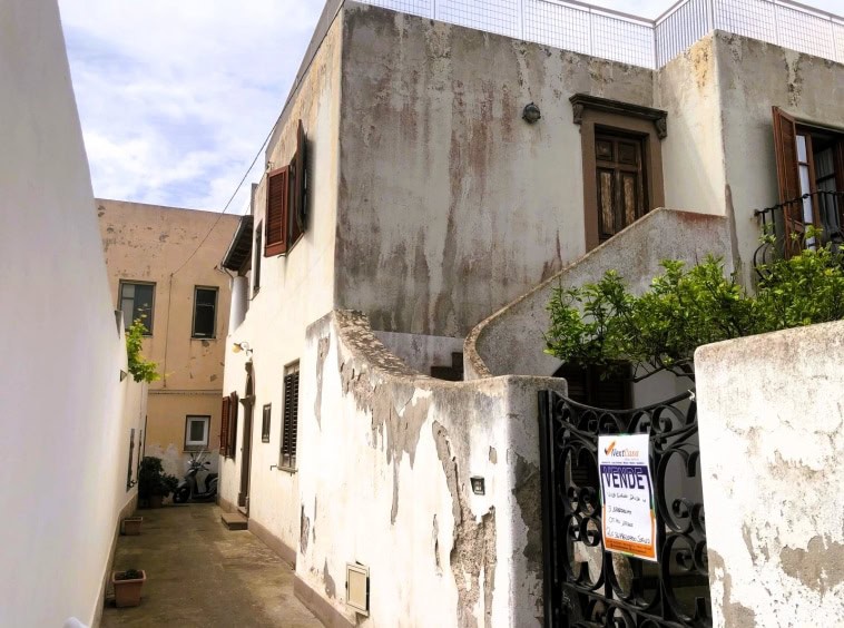 Villa storica in vendita con accesso privato e cortile, situata in una zona centrale e tranquilla. Casa con charme, ideale per chi cerca un investimento immobiliare autentico e ricco di storia a Napoli.