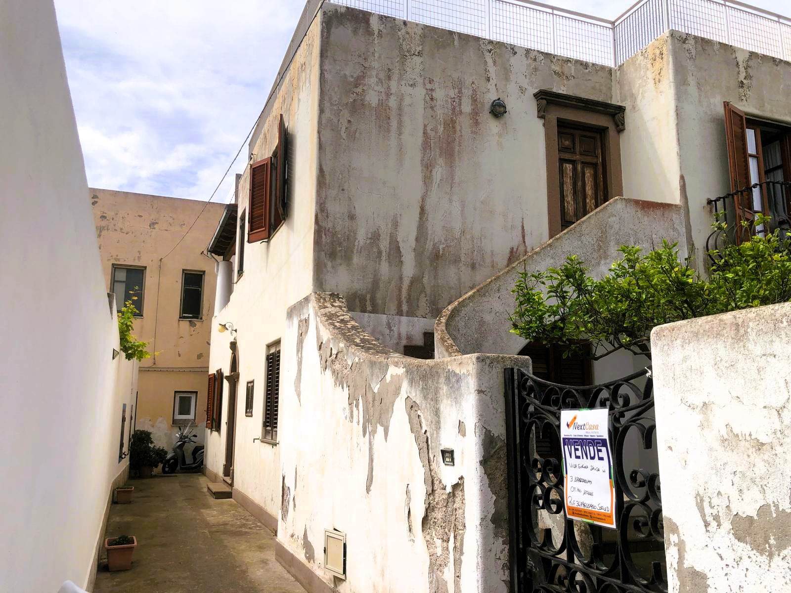 Villa storica in vendita con accesso privato e cortile, situata in una zona centrale e tranquilla. Casa con charme, ideale per chi cerca un investimento immobiliare autentico e ricco di storia a Napoli.