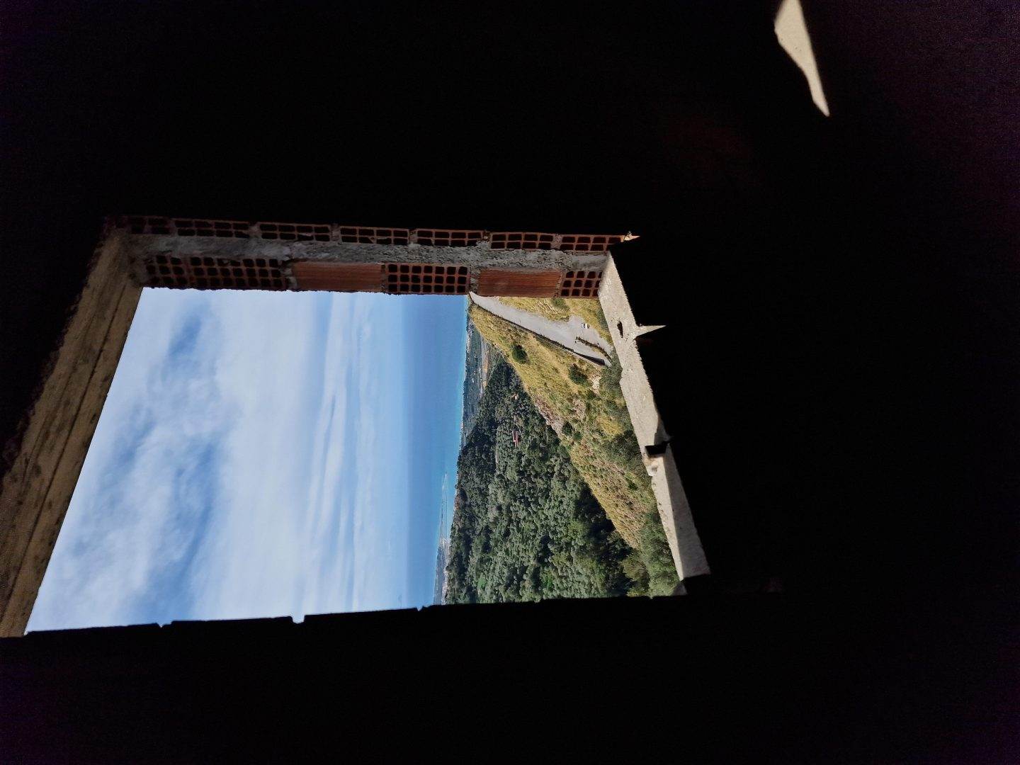 VISTA dal balcone di una casa in costruzione con panorama di colline e mare, edificio in mattoni e cemento, progetto di ristrutturazione, vista panoramica sul paesaggio naturale siciliano, progetto immobiliare NextCasa.