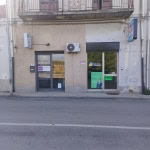 Immobile commerciale su strada con attività di agenzia immobiliare NextCasa, a doppia vetrina, ubicato in edificio storico in zona centrale.