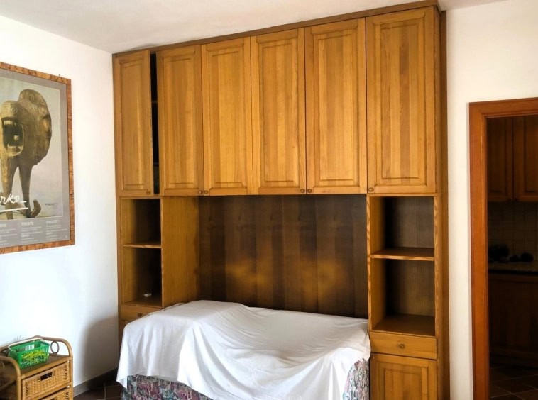Letto singolo con mobile e armadio in legno, soluzione di arredamento per camere da letto, ambiente accogliente e funzionale, elegante design in legno naturale per ottimizzare gli spazi abitativi.