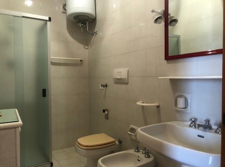 Bagno accessibile con lavabo, bidet, wc e doccia in ambiente compatto, arredi funzionali, tutto progettato per comfort e praticità, ideale per soluzioni di abitazioni o strutture assistenziali.