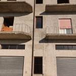 Magazzino in costruzione con pareti in cemento e finestre in alluminio, progetto di ristrutturazione immobiliare NextCasa.