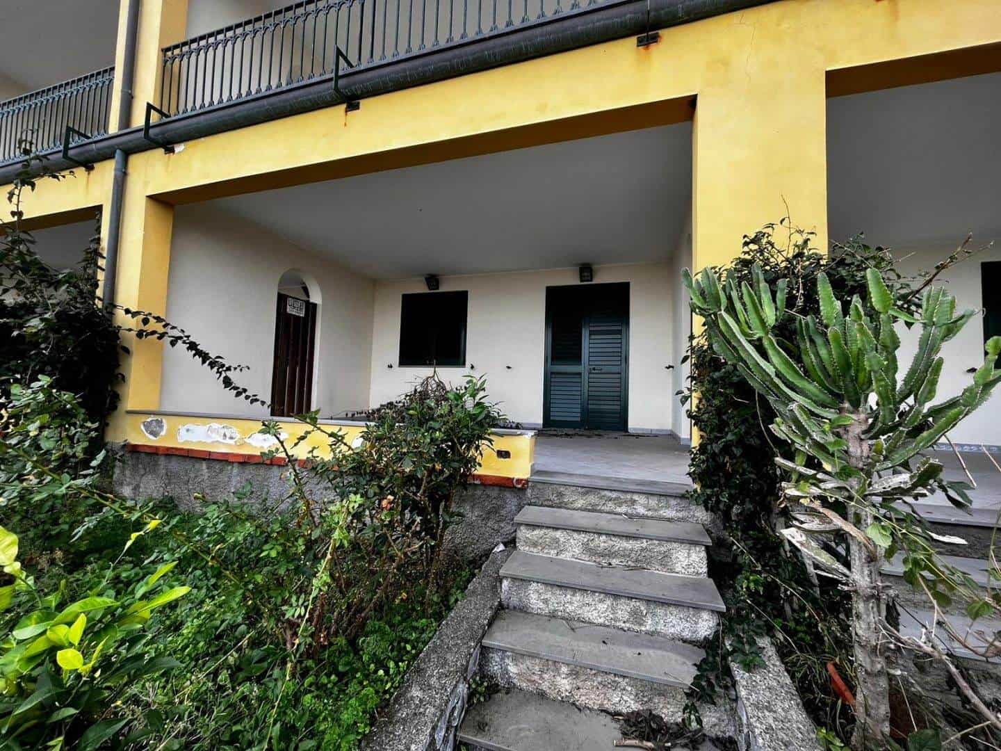Appartamento in vendita con giardino privato, zona tranquilla e ben servita, ingresso indipendente, ampie terrazze e spazi verdi, ideale per giovane coppia o investimento immobiliare.