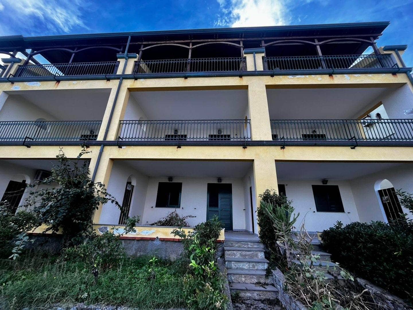Villetta con tre piani e ampie terrazze, caratterizzata da design moderno e finiture di alta qualità, perfetta per investimento o residenza primaria vicino al mare.