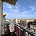 VISTA PANORAMICA dal BALCONE di un APPARTAMENTO in città, con VILLETTE, UFFICI e STRADE trafficate, cielo azzurro e nuvole. Ottima opportunità di investimento immobiliari NextCasa.