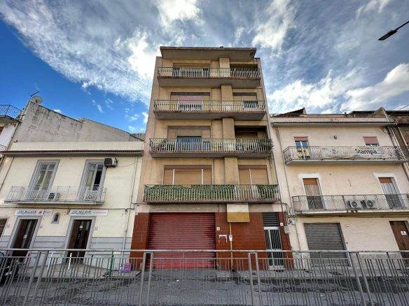 3. Appartamenti in vendita a Napoli con balconi spaziosi, stile moderno e posizione centrale. Ideale per investimento o residenza in zona strategica della città.