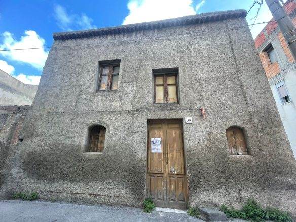 Rustico in vendita a Palermo con facciata in pietra e quattro finestre originali, ideale per ristrutturazione o investimento immobiliare, posizione centrale e storico quartiere.