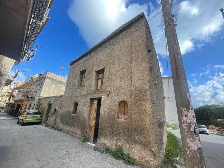 Casa indipendente con giardino in vendita in via Idria 38 a Barcellona P.G. ,Me