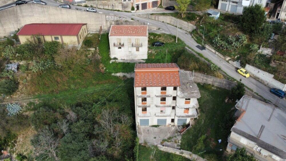 Villetta in costruzione in zona tranquilla, con spazi verdi e possibilità di personalizzazione, ideale per investimento o abitazione privata.