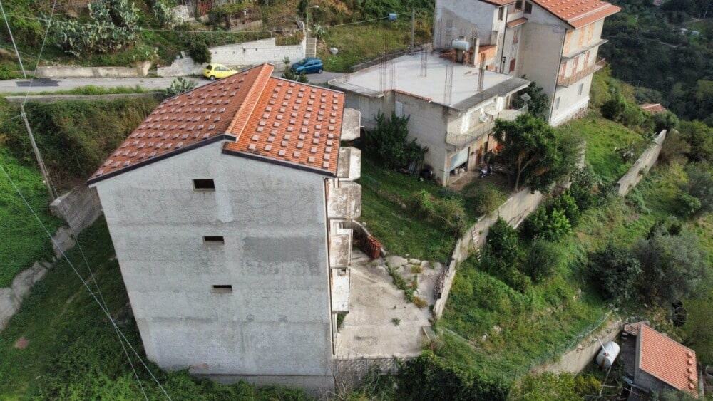 Appartamento in costruzione con vista panoramica, energia verde e spazi esterni nel cuore della campagna vicina alla città. Ideale per investmento immobiliare o casa vacanze.