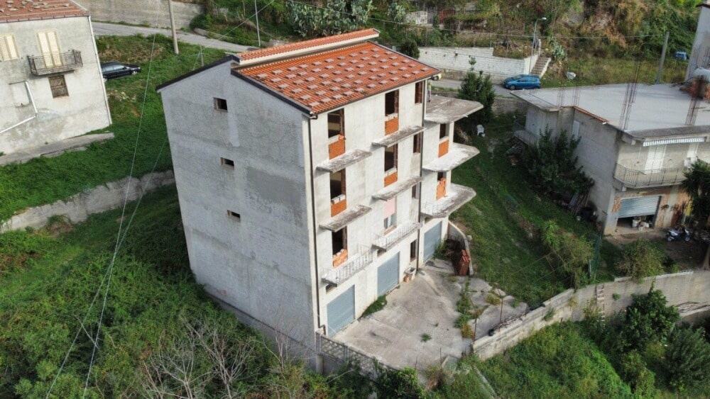 Nuova costruzione di appartamenti in fase di completamento a NextCasa, zona residenziale con garage e spazio esterno, ideale per investimento immobiliare o abitare in un quartiere tranquillo.
