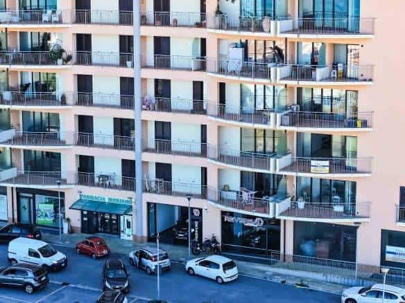 Appartamenti moderni con balconi e ampie finestre in complesso residenziale a città alta.