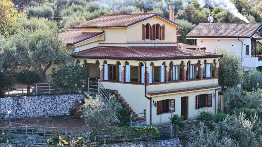 Villa panoramica in stile mediterraneo immersa nel verde, perfetta per vivere la tranquillità e il relax in campagna. Ideale investimento immobiliare o residenza di lusso.