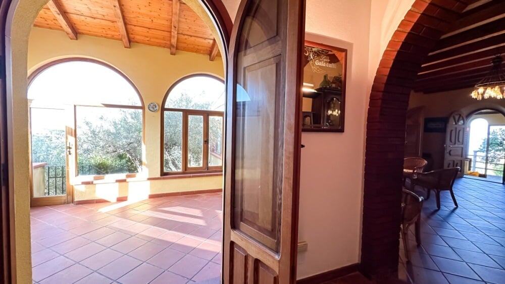 Balcone panoramico con vista sugli alberi, spazio esterno ideale per relax e convivialità.