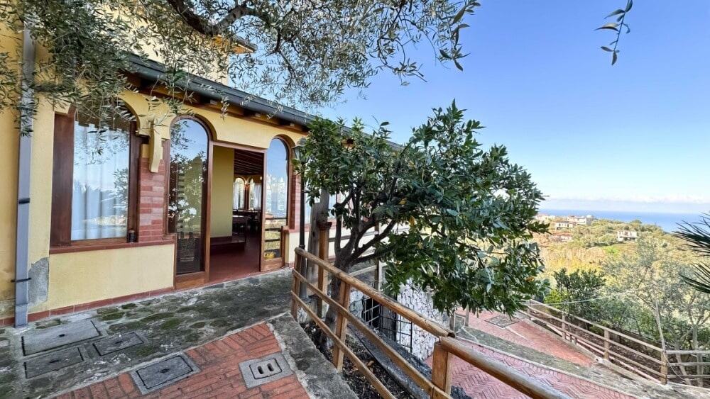 Vila con vista mare, giardino e terrazza panoramica, arredamento elegante, ideale per vacanze rilassanti e soggiorni di lusso in Sicilia. Spazi esterni e privacy assicurate.
