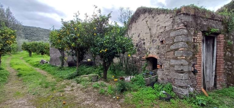 Rudere con terreno in vendita in C.da Bastione, Capo d’Orlando, Me