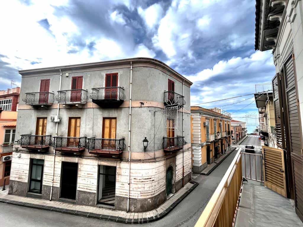 Balconi in ferro battuto e vista su strada in centro storico, edificio residenziale a Napoli, atmosfera urbana, progettazione immobiliare NextCasa.