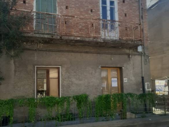 Casa da ristrutturare in vendita, posizione centrale, pareti in mattoni e possibilita di miglioramento. Ottima opportunità immobiliare vicino ai servizi principali. Confirmare disponibilità e prezzi.