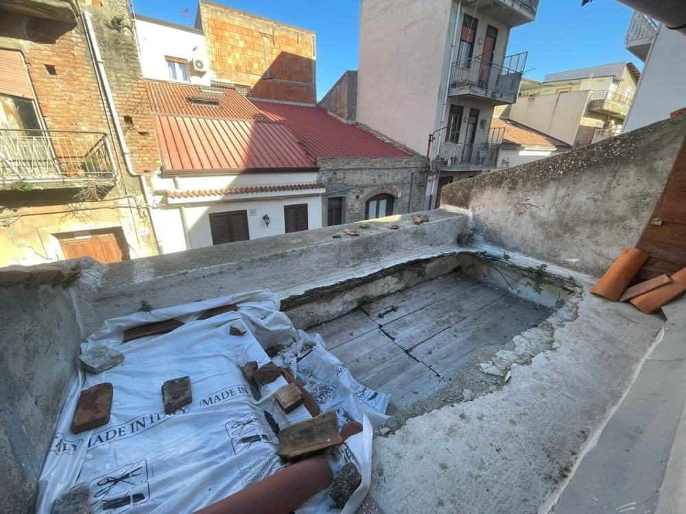Migliore esempio di immobile in costruzione o ristrutturazione con vista su tetti di città storica, area balcone o terrazza privata, perfetta per progetti di ristrutturazione immobili, a Napoli, Italia.