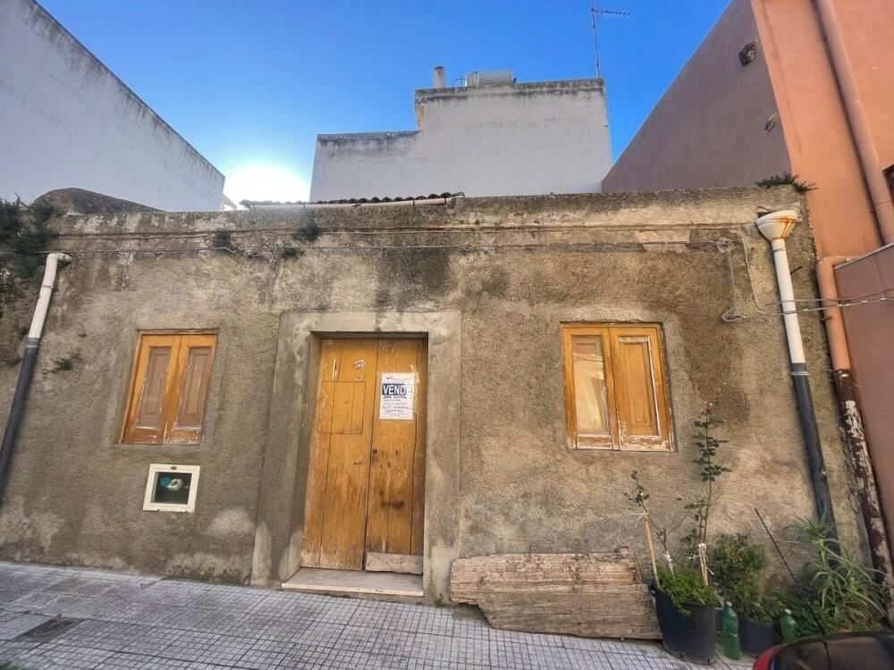 Vendo casa da ristrutturare in zona centrale di Napoli, con finestre in legno, pareti in pietra e un cortile interno, ottima opportunità per investimento immobiliare.