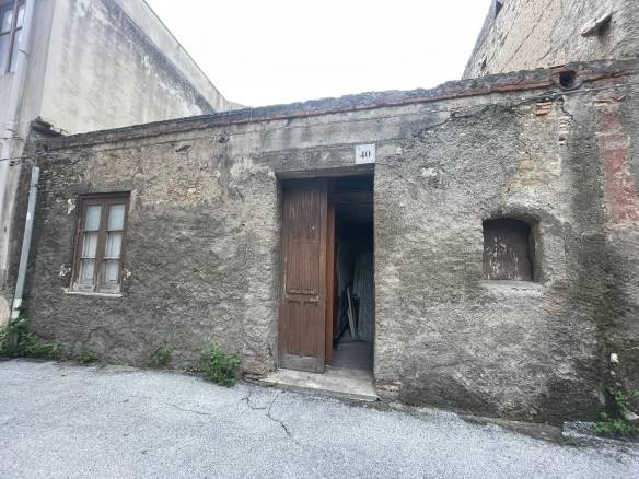 Vecchio casolare in pietra, ristrutturato, situato in zona storica, ideale come investimento immobiliare o progetto di restauro, con caratteristiche caratteristiche di una casa di campagna in Italia.