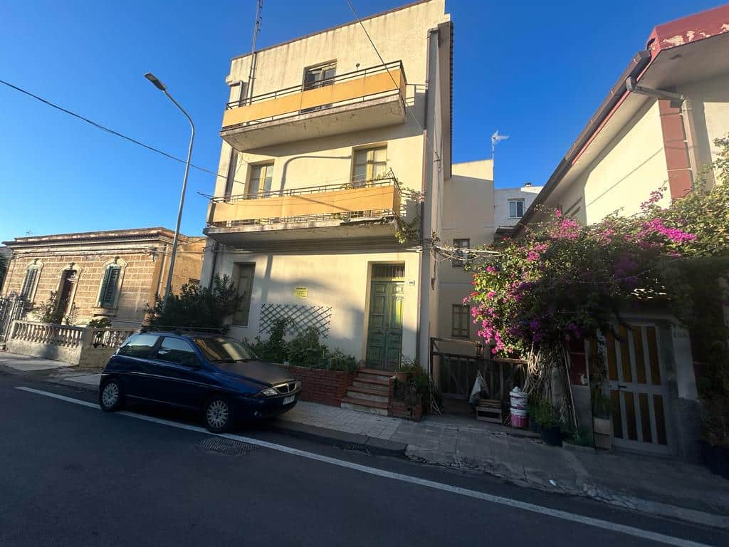 Vera casa indipendente in vendita a Napoli, proprietà storica e ben curata, posizione centrale, ideale per investimento o residenza, con ampio giardino e garage.