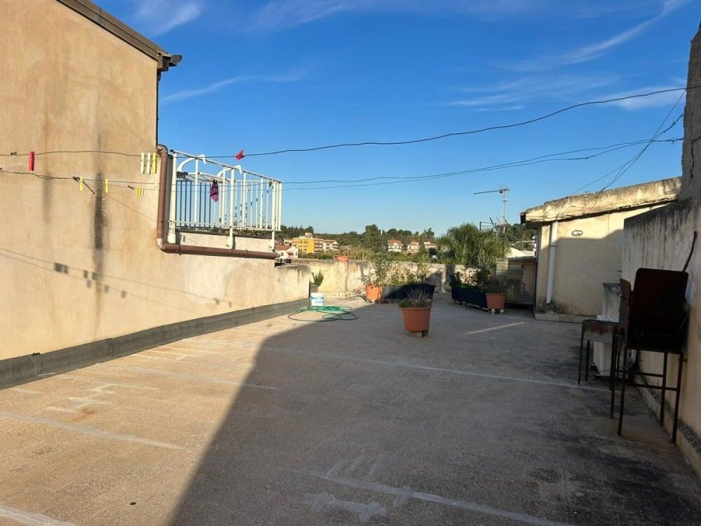 Ampio terrazzo arredato con piante, sedie e spazio per attività all'aperto, vista panoramica sulla città, ideale per relax e socializzazione. Ottima soluzione abitativa con spazio esterno in zona residenziale.