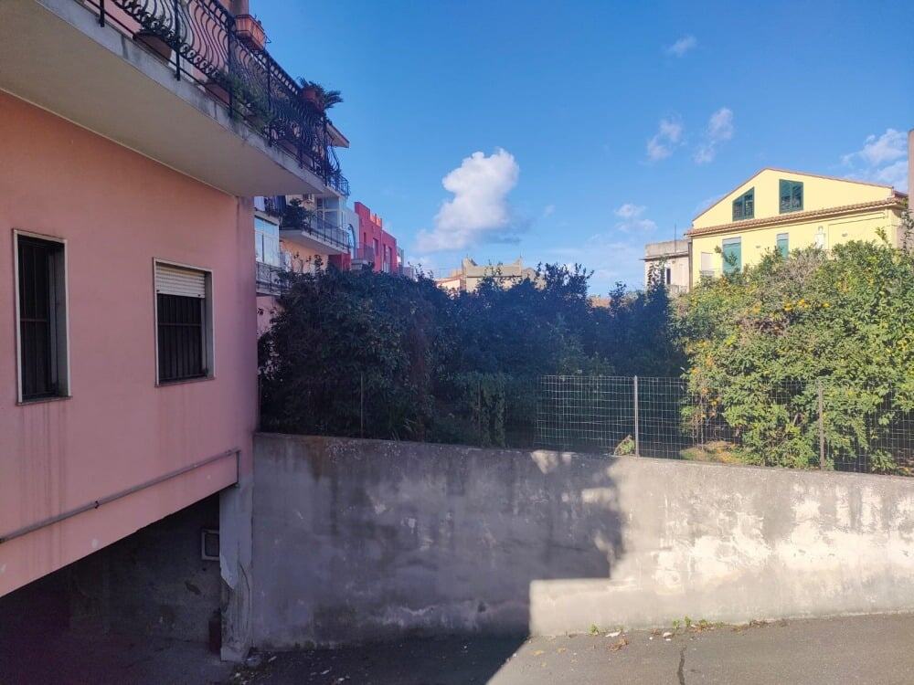 Ampio giardino in zona residenziale vicino a Napoli, ideale per investimento immobiliare e nuove costruzioni, ben servito e facilmente accessibile.