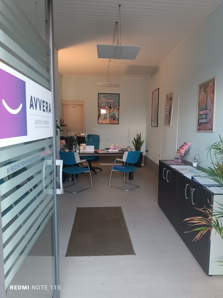 Immagine di un ufficio moderno per agenzie immobiliari NextCasa, con tavoli, sedie e decorazioni, ideale per servizi di vendita e affitto case.