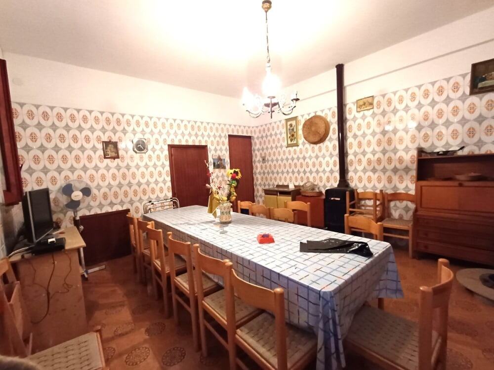 Villa ristrutturata, ampio soggiorno con camino, arredamento classico in stile rustico, pareti decorate con ceramiche vintage, ideale per famiglie e ricevimenti.