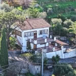 Villa con terrazza panoramica e giardino privato in zona tranquilla.