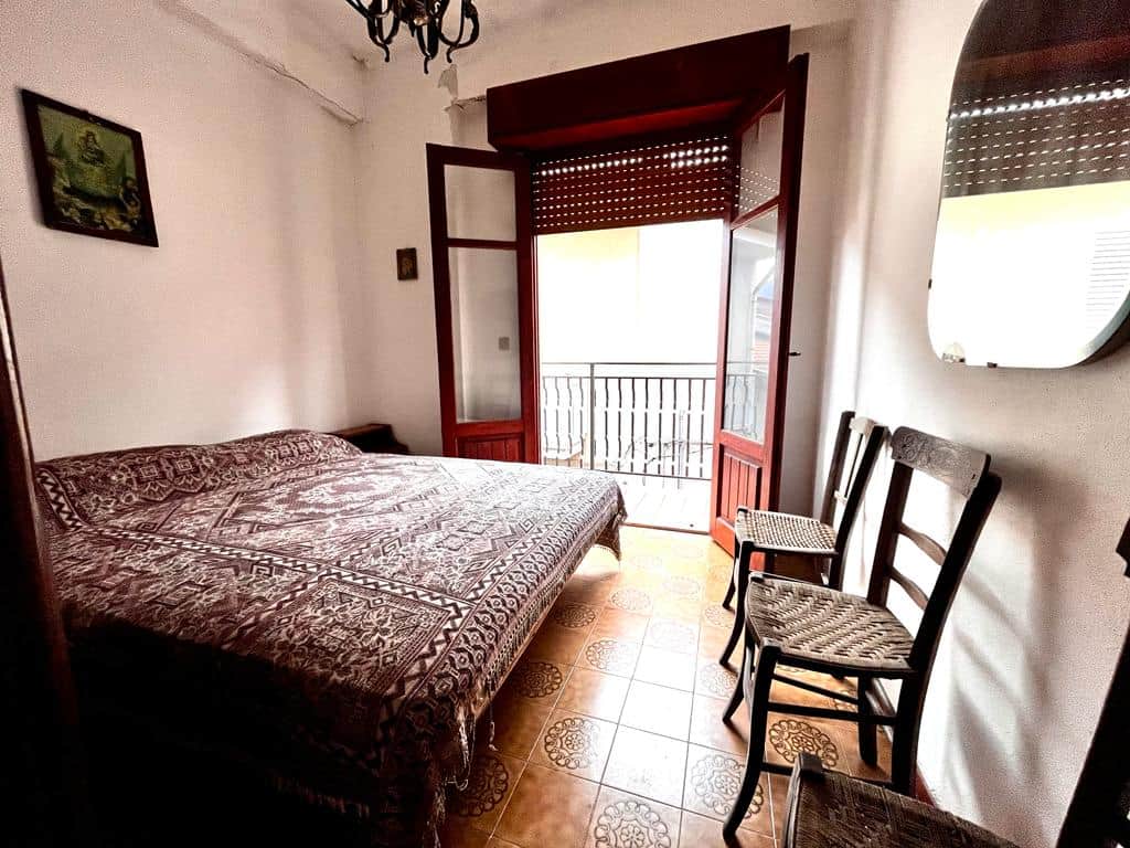 Condominio tranquillo vicino al mare, camere da letto accoglienti con balcone e arredamento classico - NextCasa.