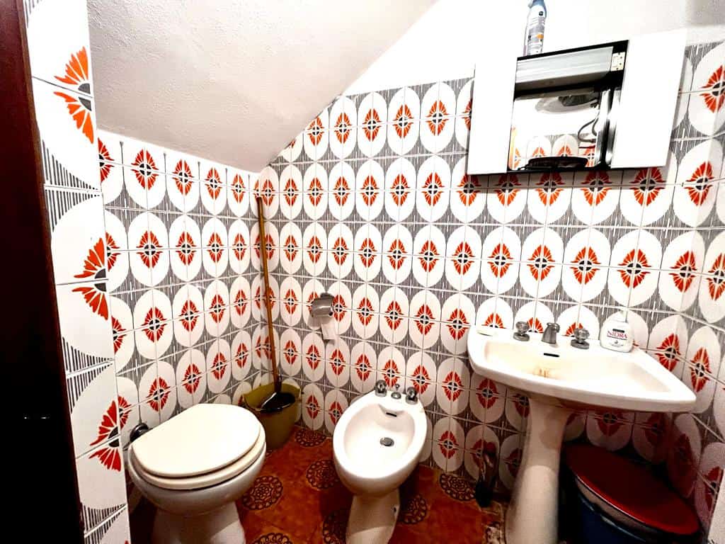 Sistema di Piastrelle Decorative in Bagno con Lavabo, Water e Bidet - Design Retro Moderno.