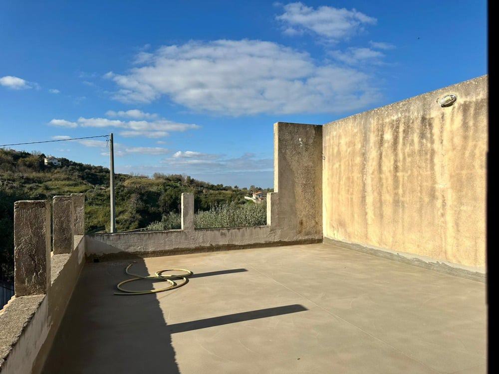 Balcone con vista panoramica su colline e cielo azzurro, ideale per relax e momenti all'aperto, possibilità di personalizzazione.